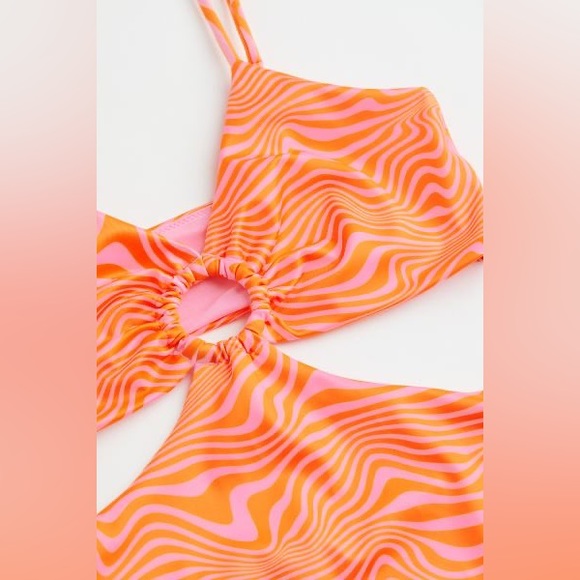 H&M High Leg Cut-out Swimsuit - Picture 5 of 5